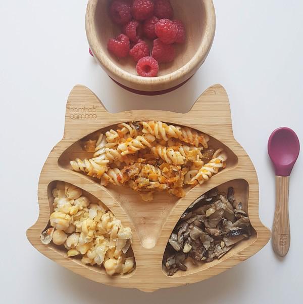 Un plato y postre de una comida para niños de infantil.